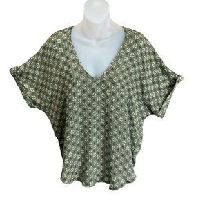 Living Doll Blouse V-Neck Short Cuffed Sleeve Green White Medallion Print Medium